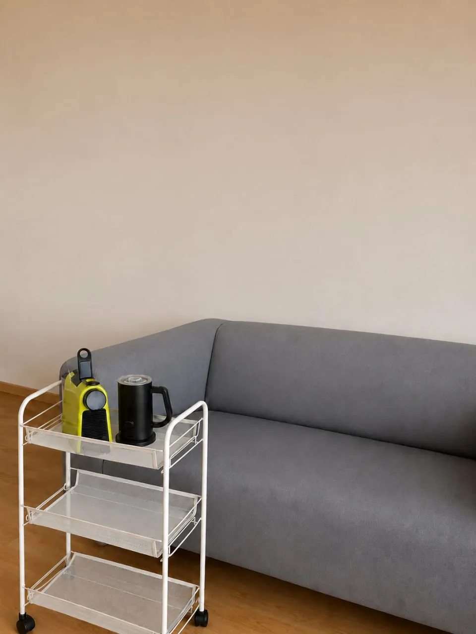Диван IKEA Klippan и кофемашина Nespresso Земун 1