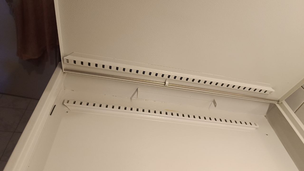 Металлический шкаф 3