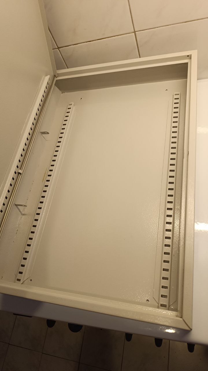 Металлический шкаф 2