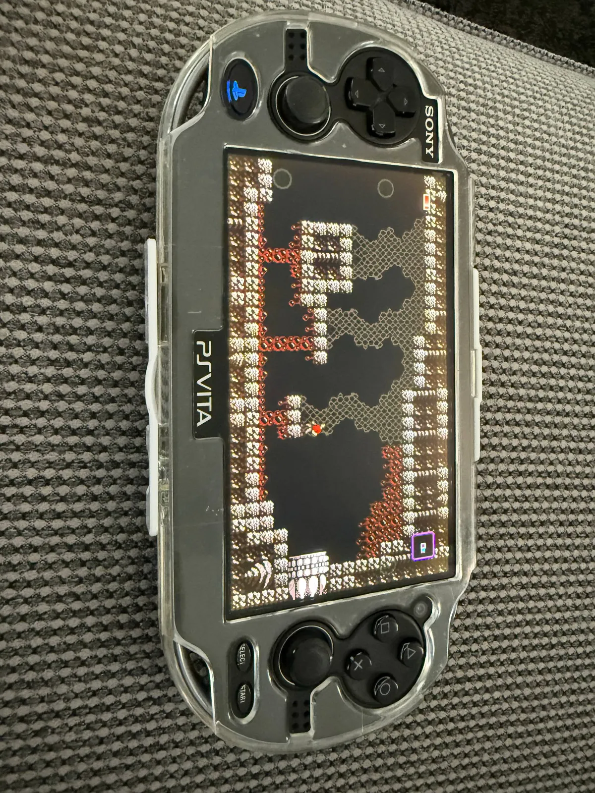 PS Vita OLED PCH-1000 с аксессуарами 2