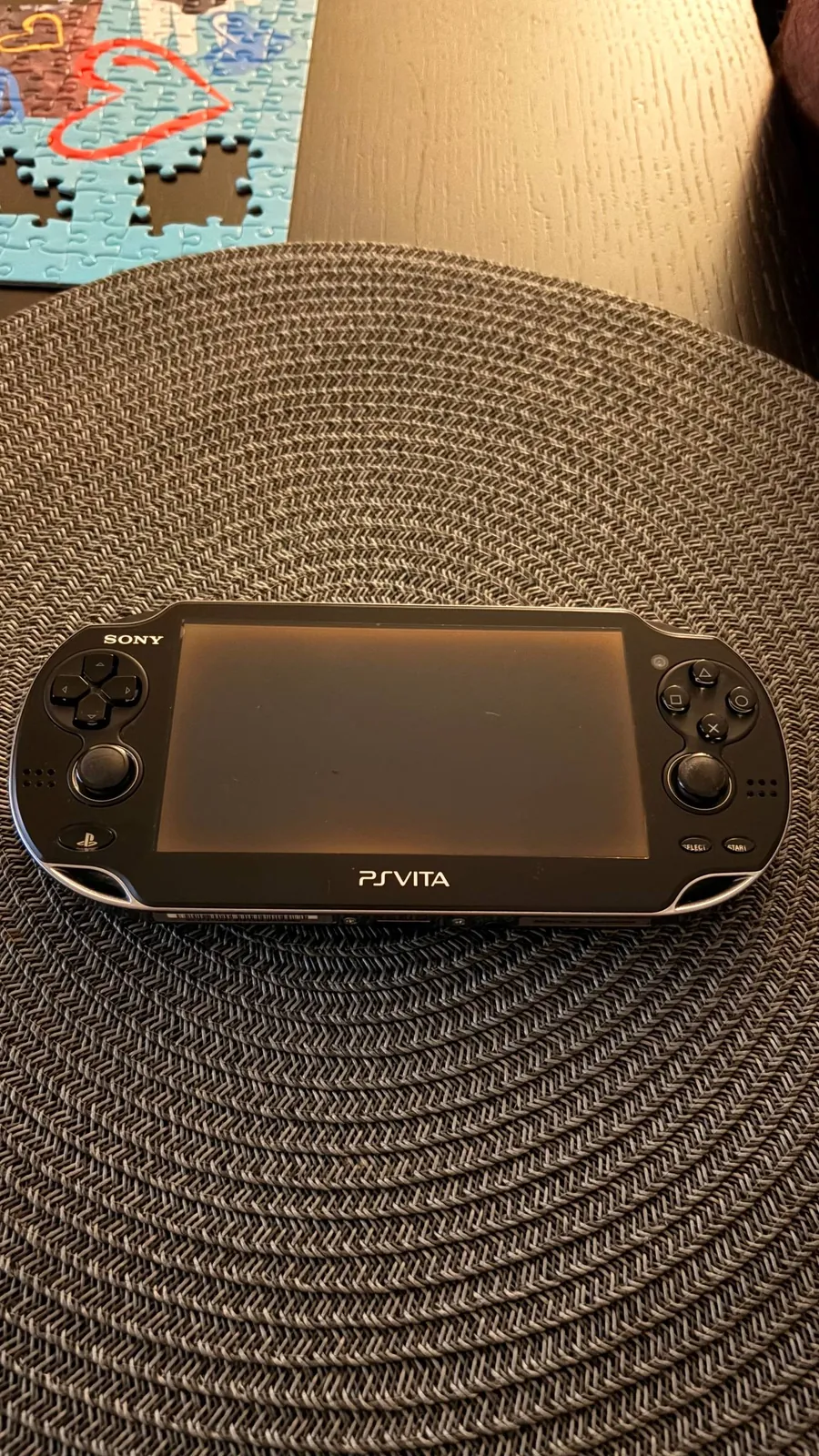 PS Vita OLED PCH-1000 с аксессуарами 4