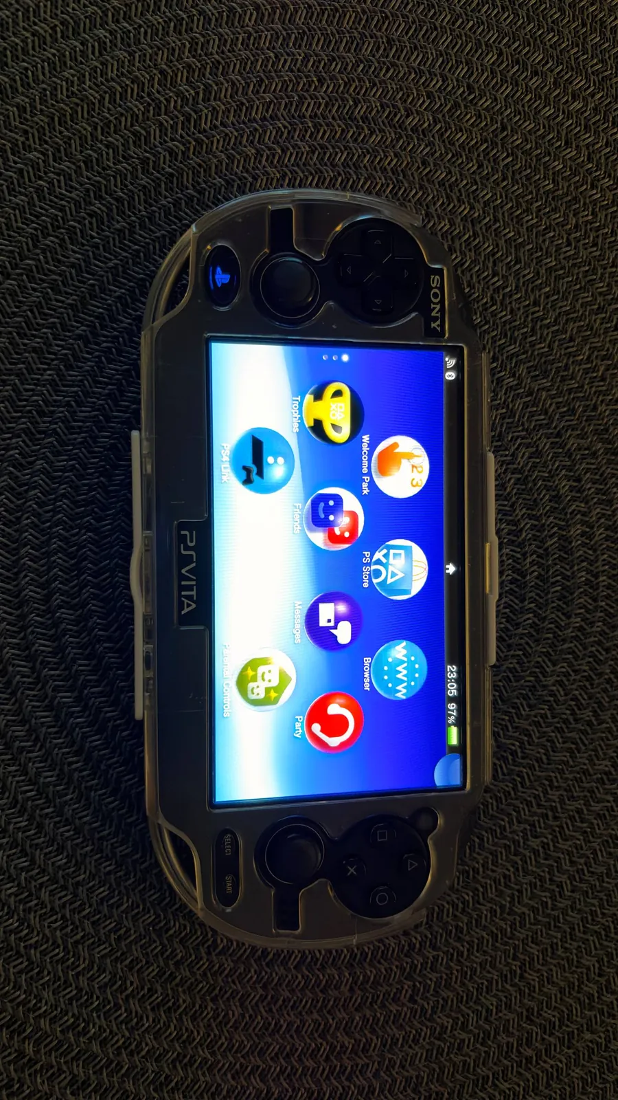 PS Vita OLED PCH-1000 с аксессуарами 1