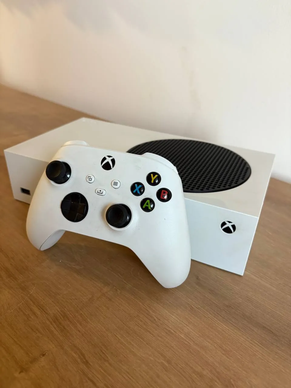 Xbox Series S с двумя геймпадами 1