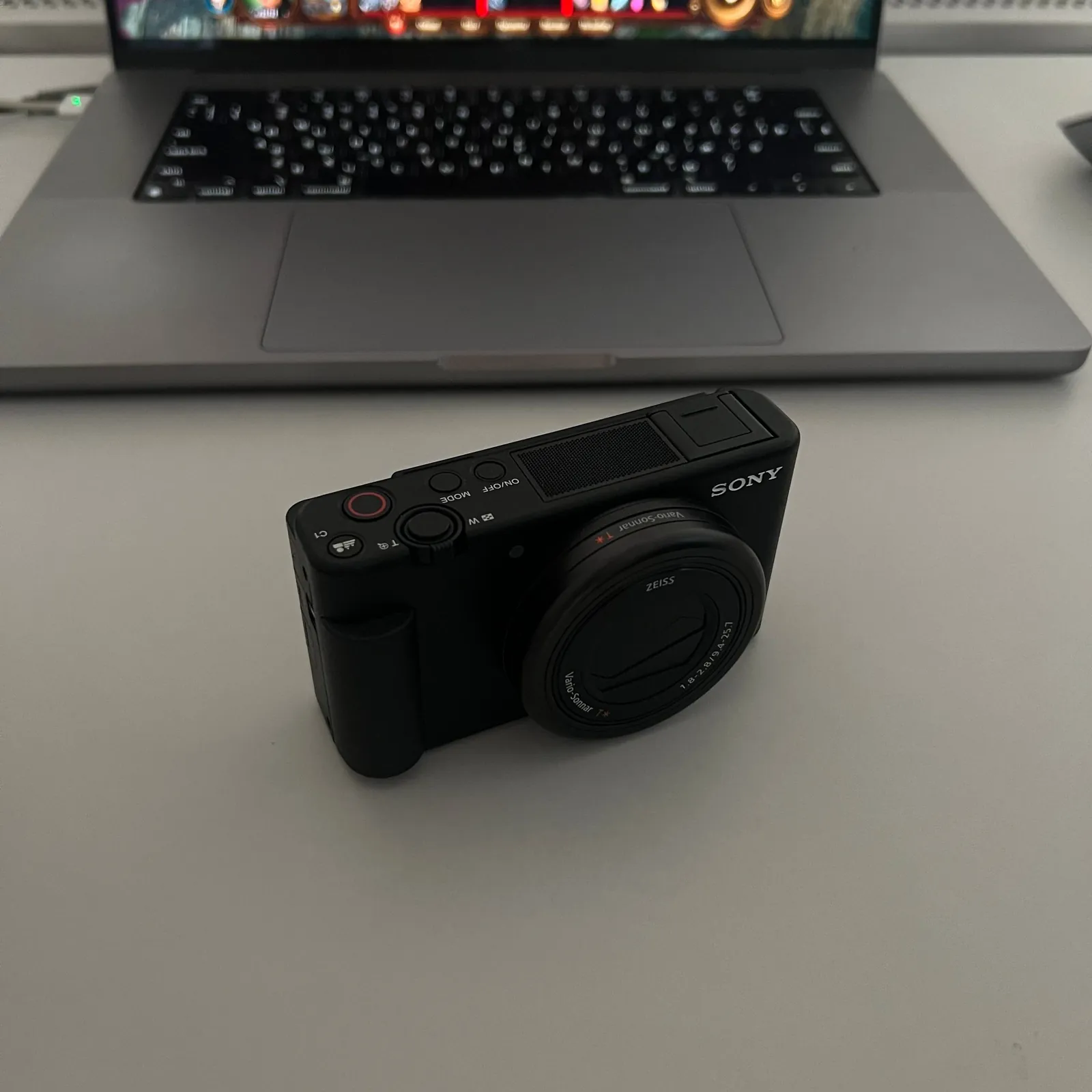 Nintendo Switch Sony ZV-1 роутер Keenetic 2