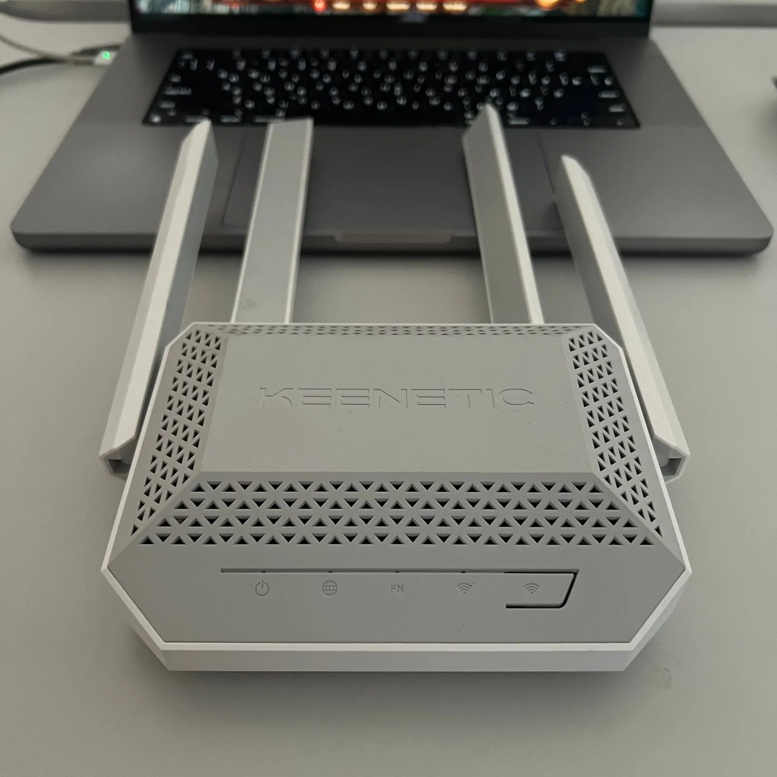 Nintendo Switch Sony ZV-1 роутер Keenetic 3