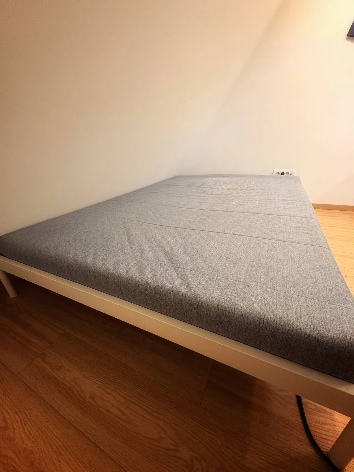 Кровать IKEA с матрасом 140x200 1