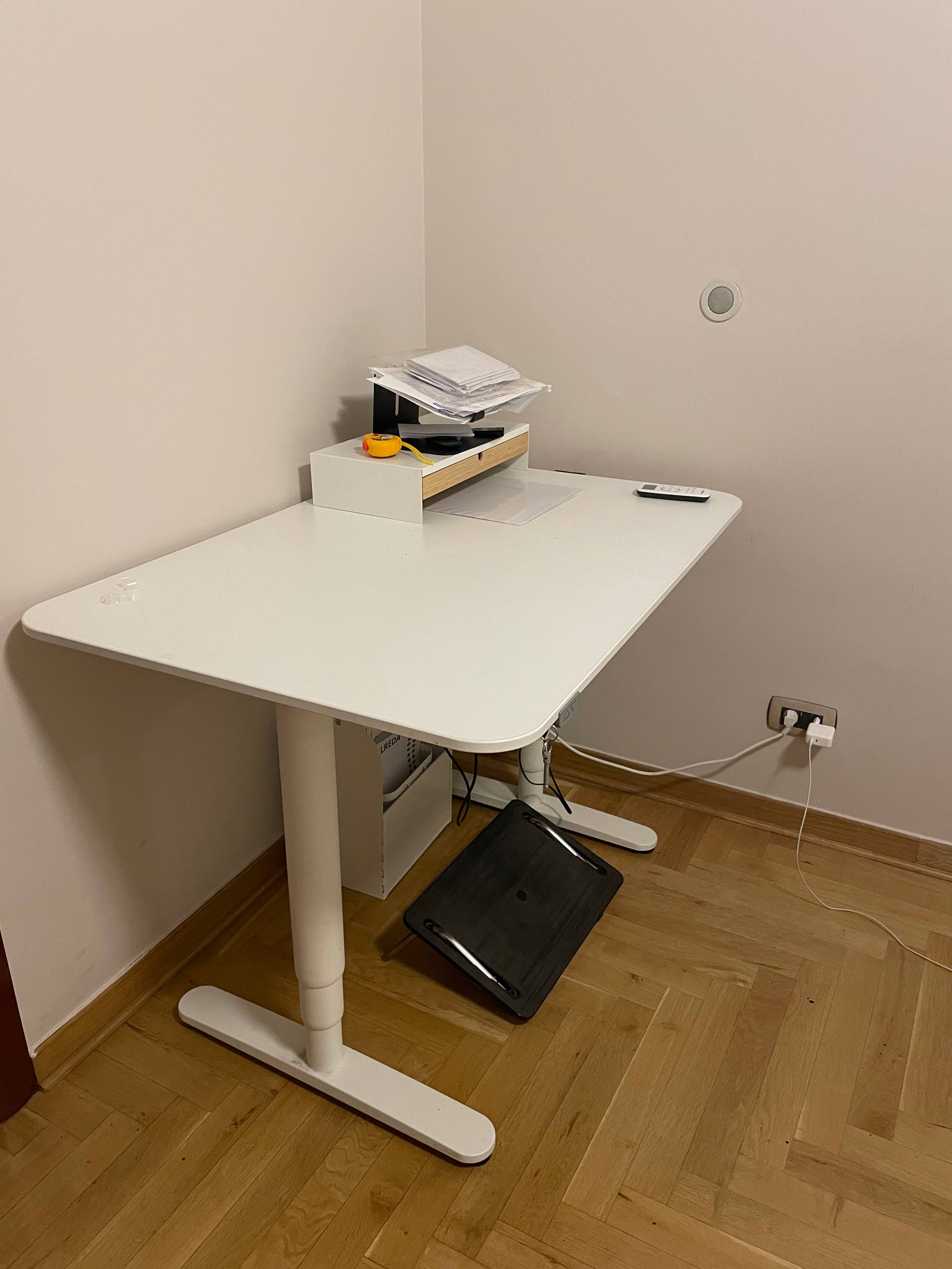 Рабочий стол BEKANT 1