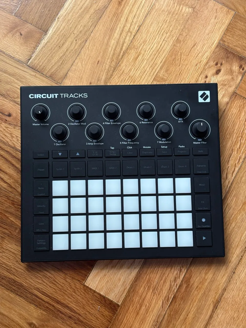 Roland TB-03 и Novation Circuit синтезаторы 6