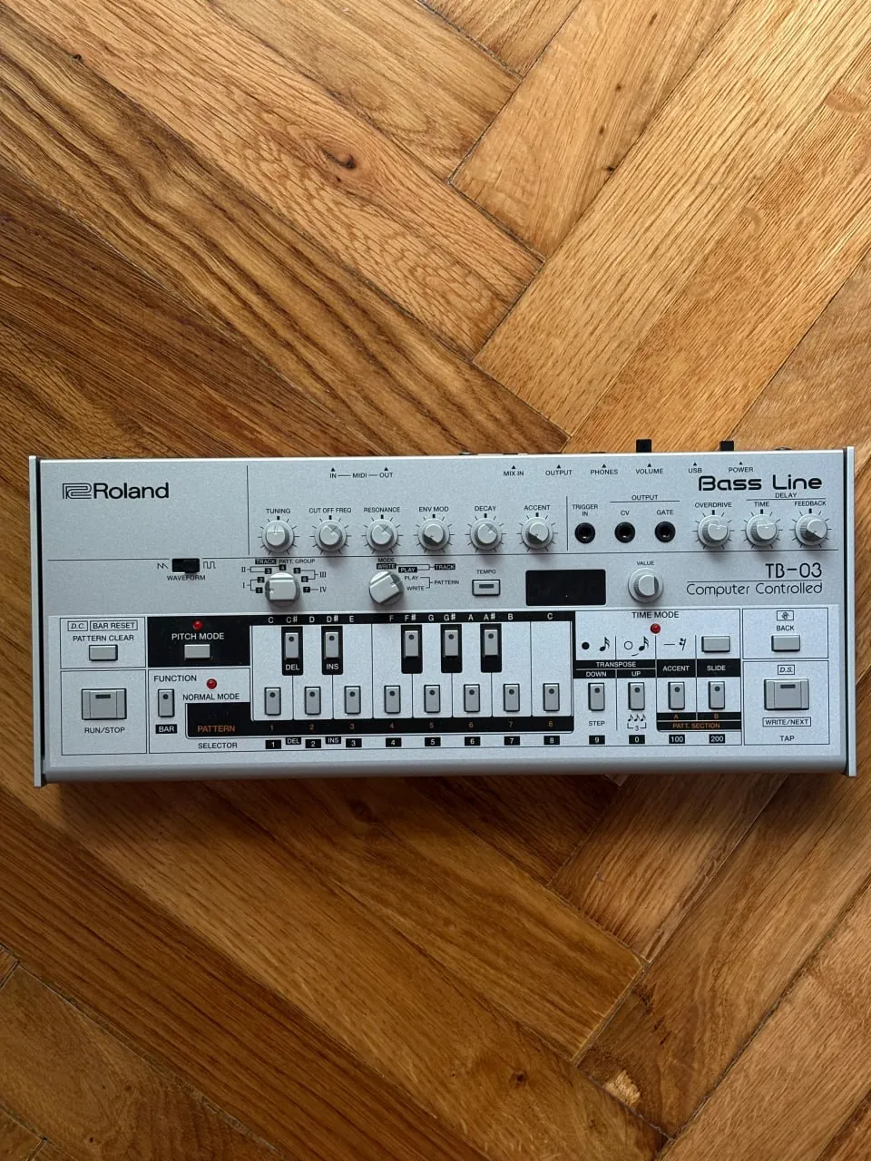 Roland TB-03 и Novation Circuit синтезаторы 3
