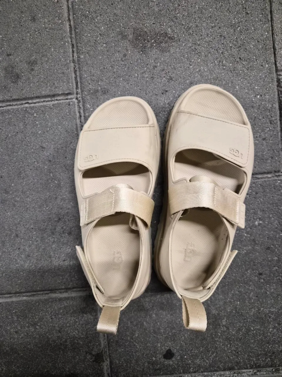 Босоножки Ugg 40 размер, куплены в office shoes (так что видимо оригинал) две недели назад, ношен... 1