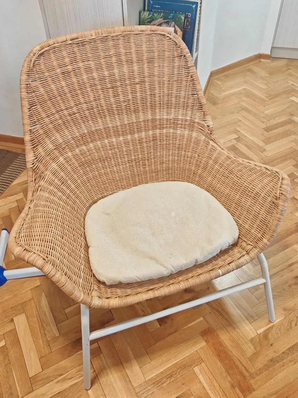 Кресло IKEA с дефектами б/у 1