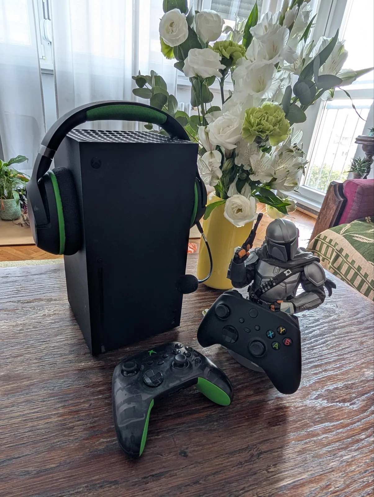 Xbox Series X 1TB с геймпадами и гарнитурой Razer 1