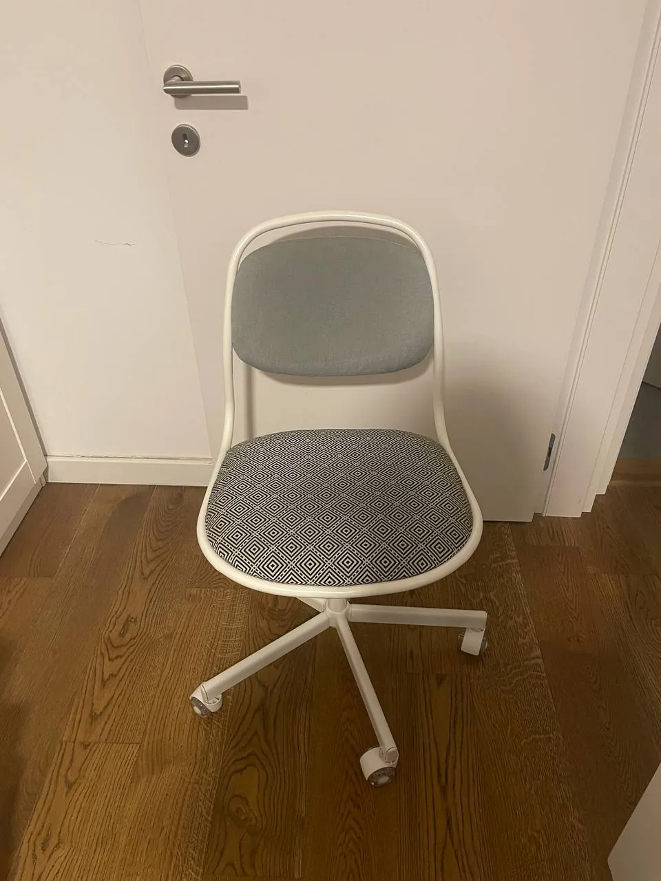 Стулья IKEA доработанные мягкие колеса пара 1