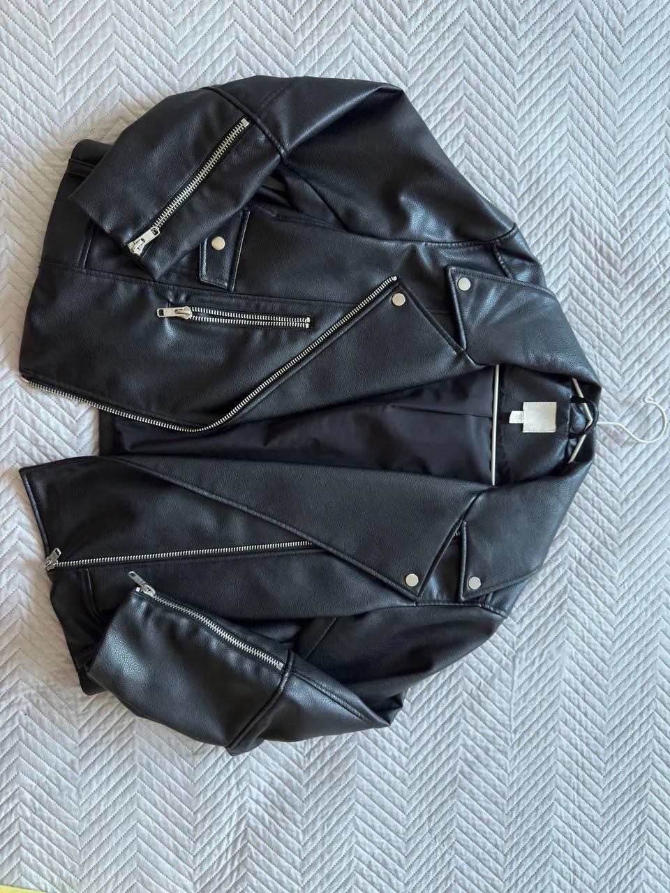 Косуха H&M сумка Salomon духи Byredo пижама 5