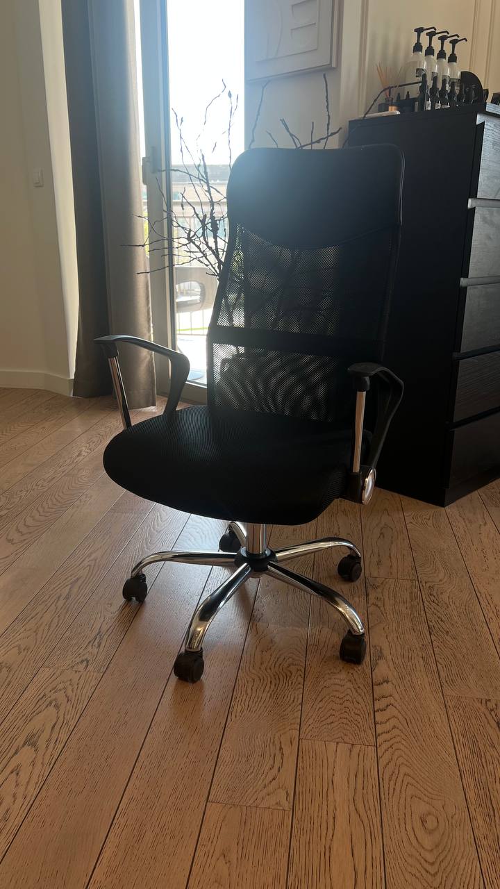 Кресло, зеркало, тумба, чайник 1