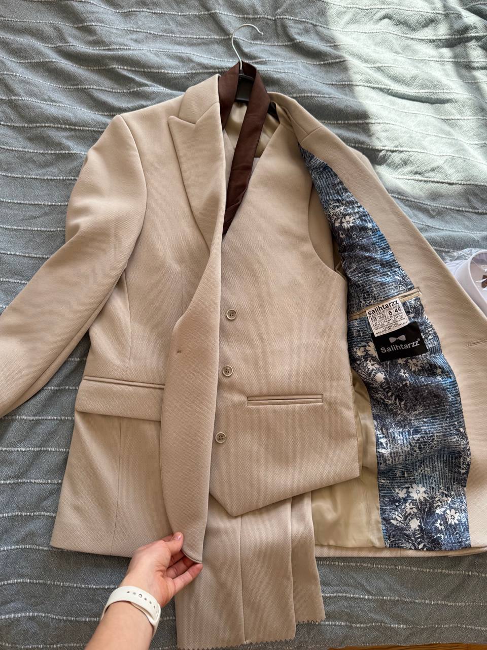 Новый бежевый костюм тройку размер М 6