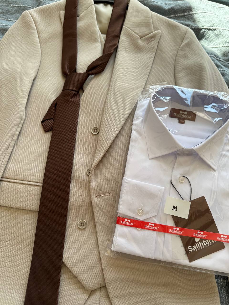 Новый бежевый костюм тройку размер М 3