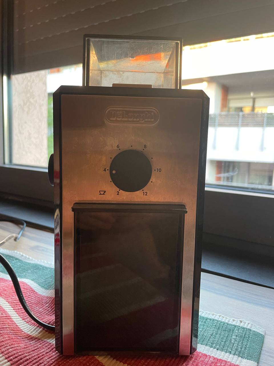 Электрическая кофемолка DeLonghi KG79 1