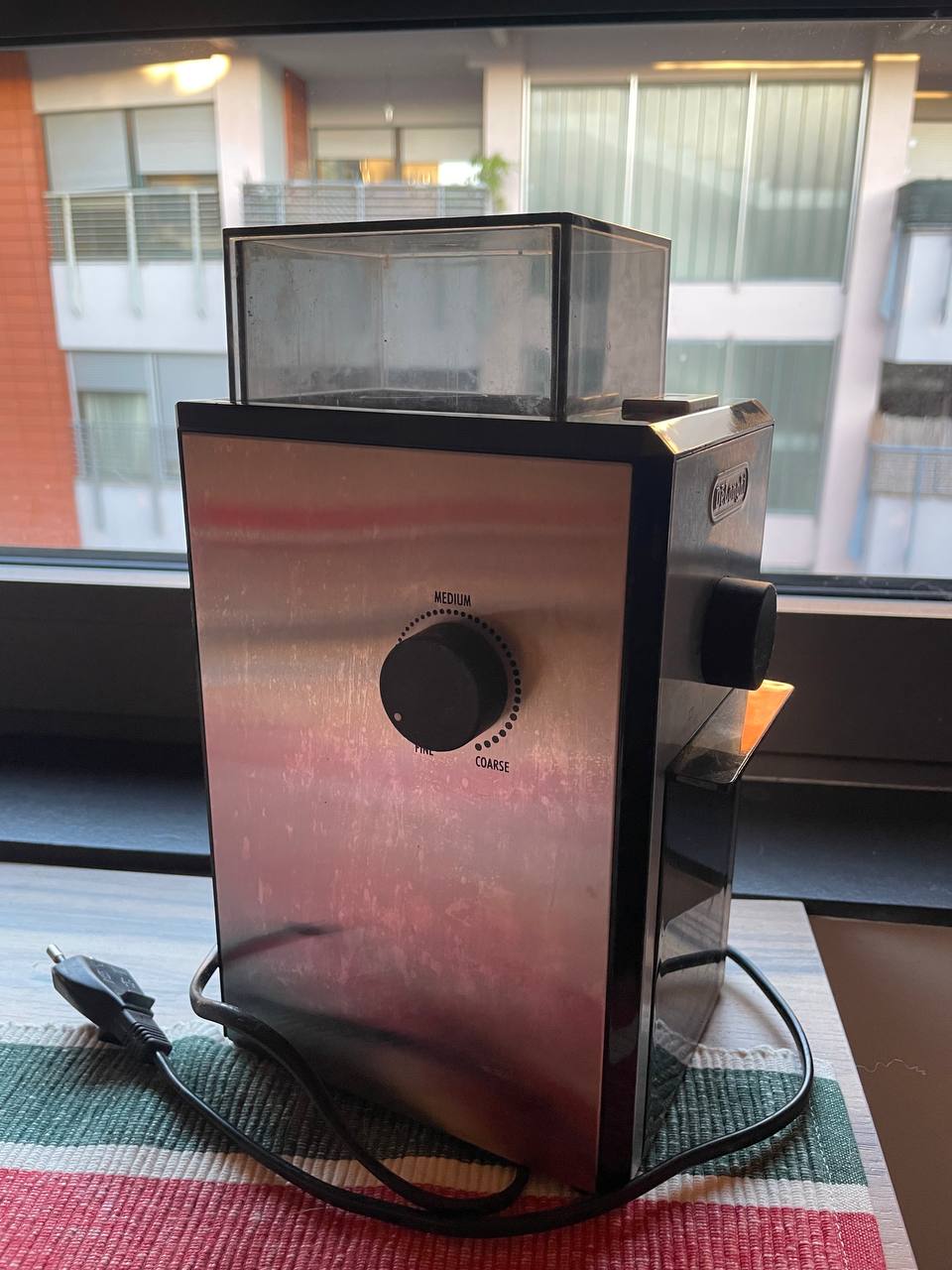 Электрическая кофемолка DeLonghi KG79 2