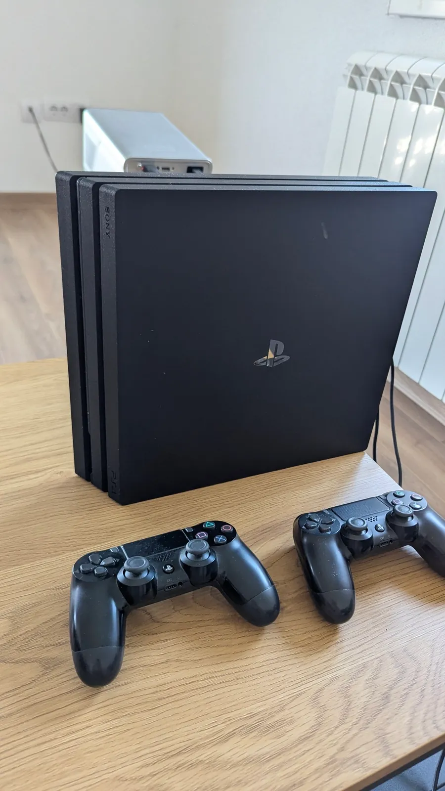 Sony PlayStation 4 Pro 2 джойстика PS Plus 2