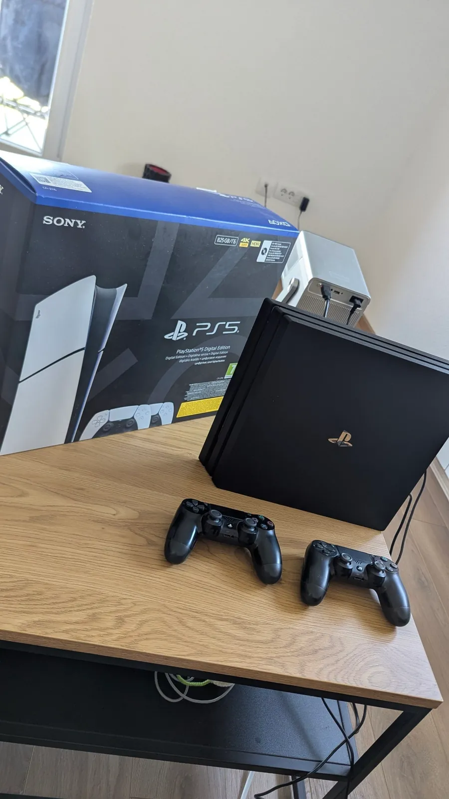 Sony PlayStation 4 Pro 2 джойстика PS Plus 5