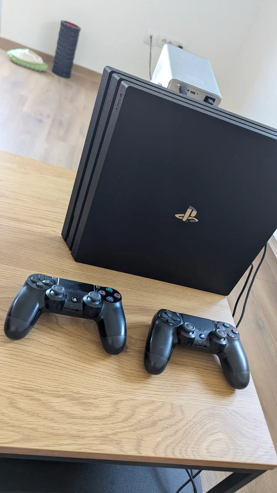 Sony PlayStation 4 Pro 2 джойстика PS Plus 1