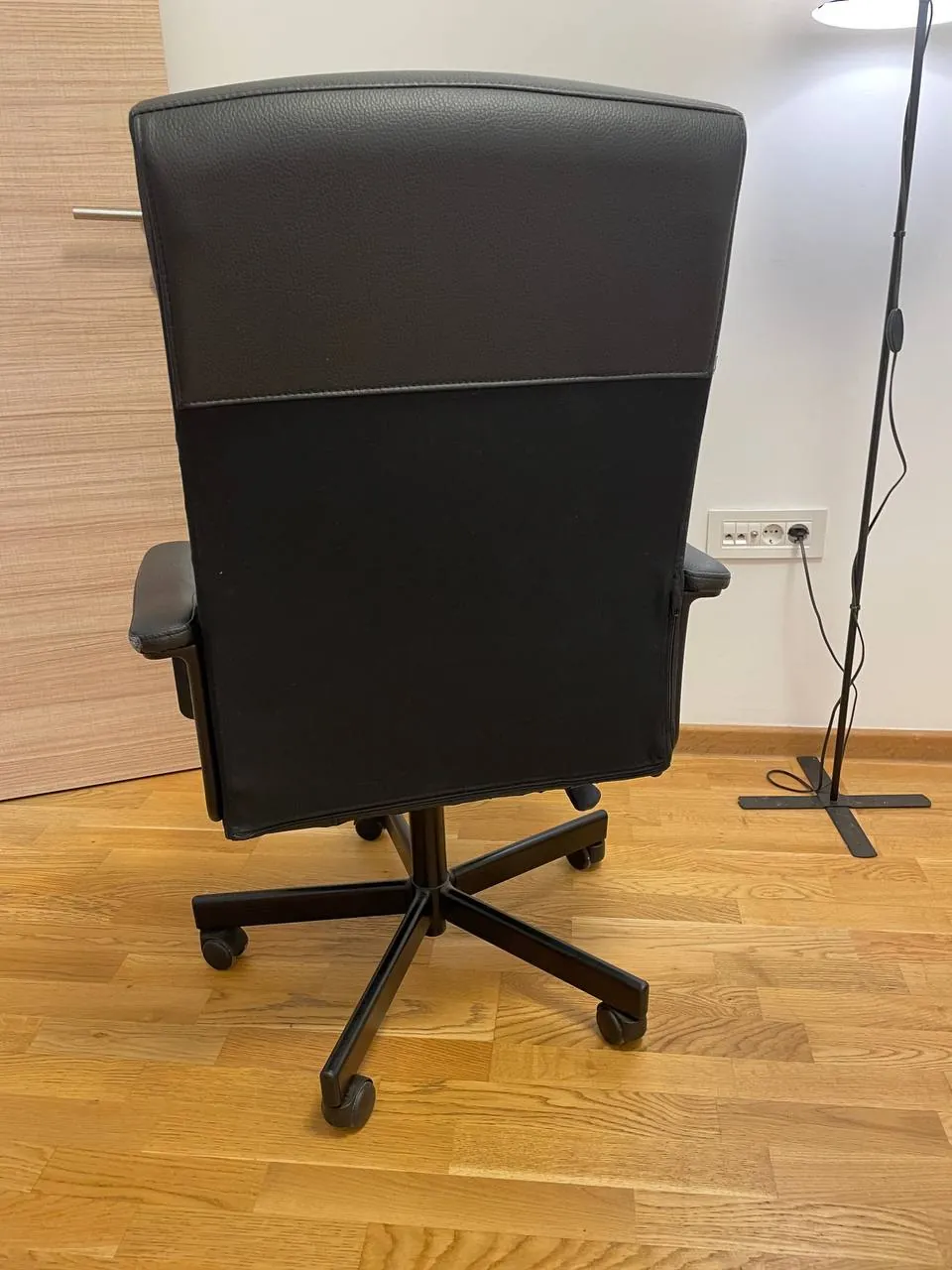 Офисный стул IKEA MILLBERGET кожа 3