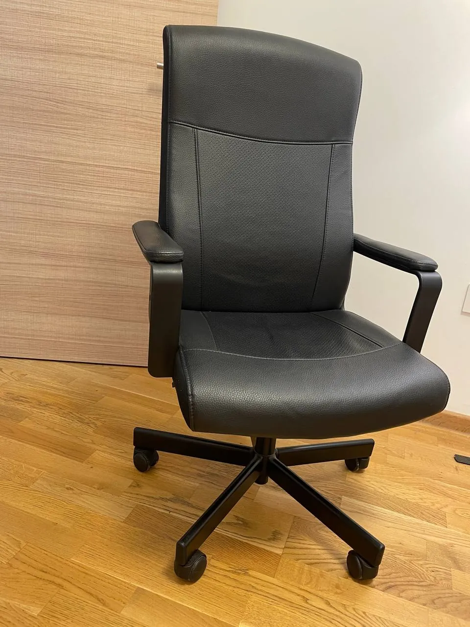 Офисный стул IKEA MILLBERGET кожа 1