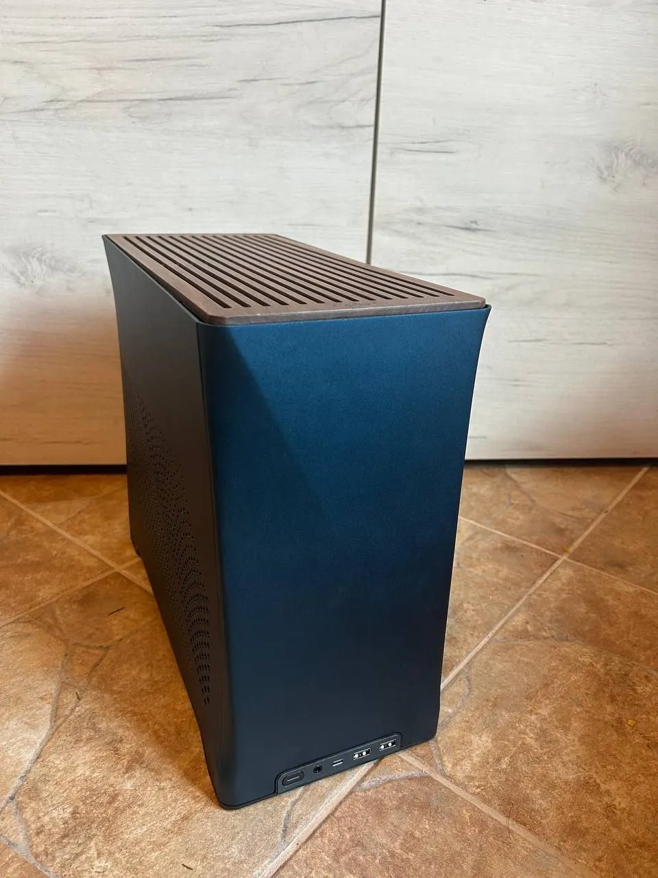 Игровой mini-ITX ПК Ryzen 7 7800X3D RTX 5080 1