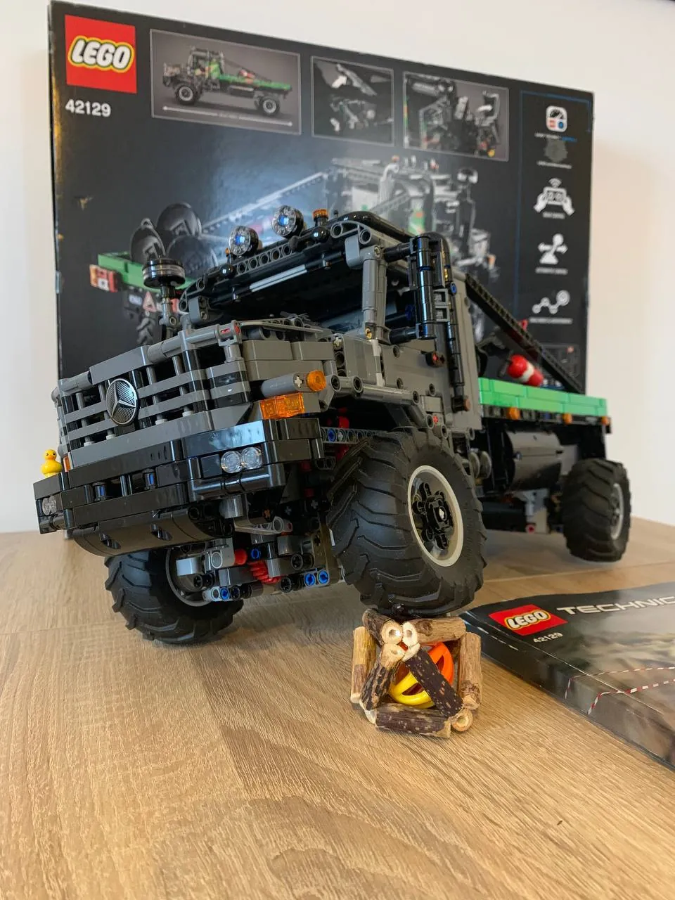 Набор вещей: LEGO Technic Mercedes, бритва Braun S7, PS4 игры, зубная щётка, парковочный барьер 3