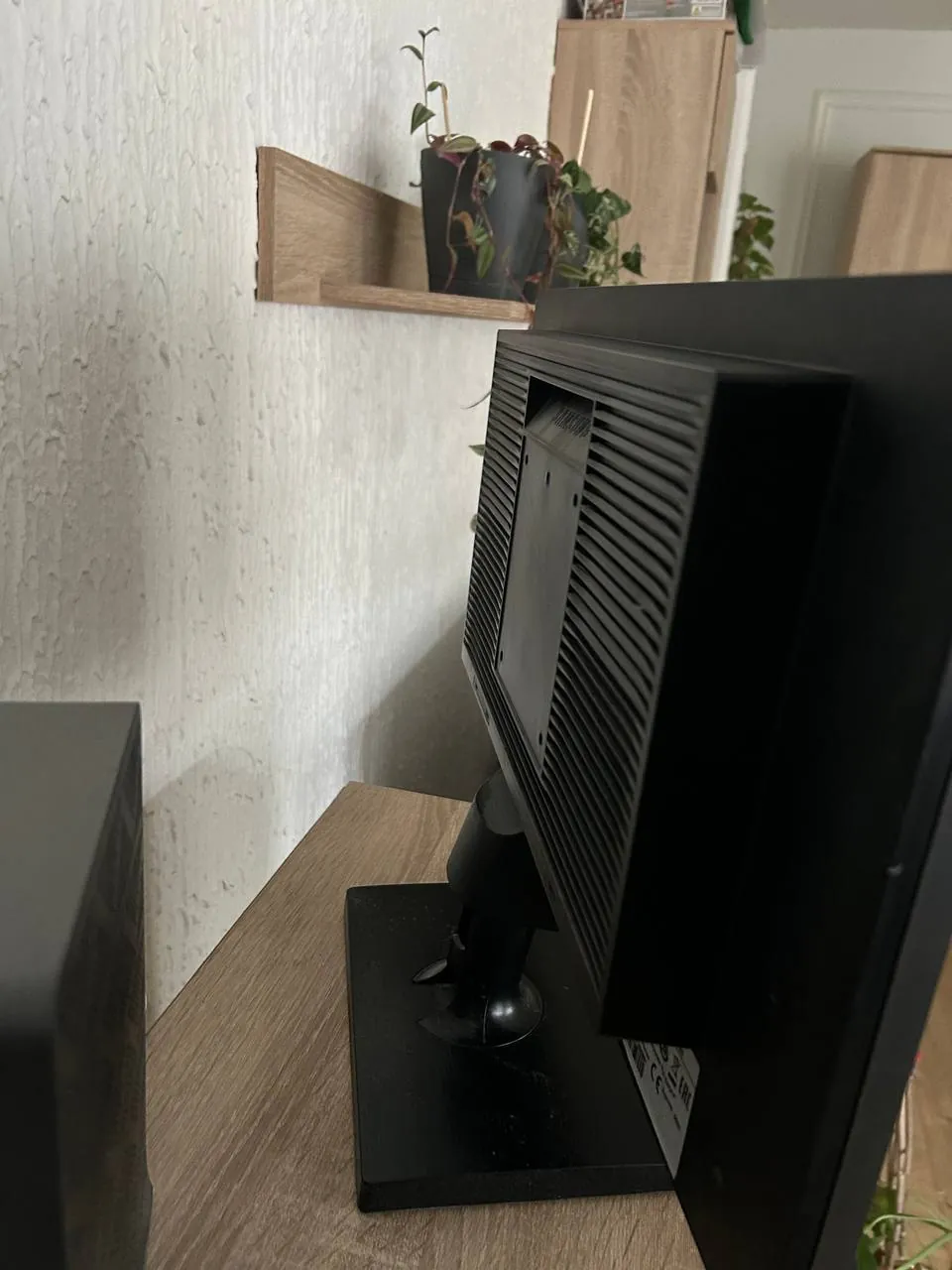 Ноутбук Acer Aspire E1-571G + монитор Samsung + Apple зарядки 4