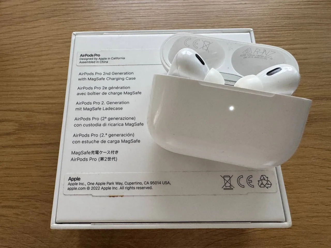 AirPods Pro 2 и чехлы Apple 3