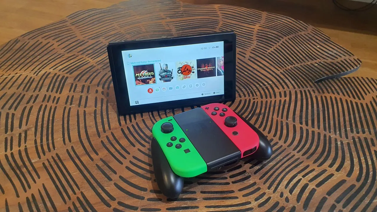 Nintendo Switch комплект с джойконами и картой памяти 3