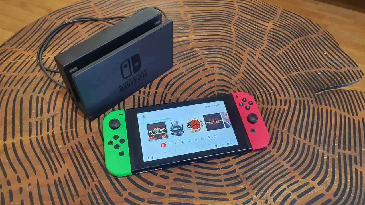 Nintendo Switch комплект с джойконами и картой памяти 2