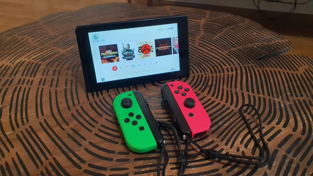 Nintendo Switch комплект с джойконами и картой памяти 4