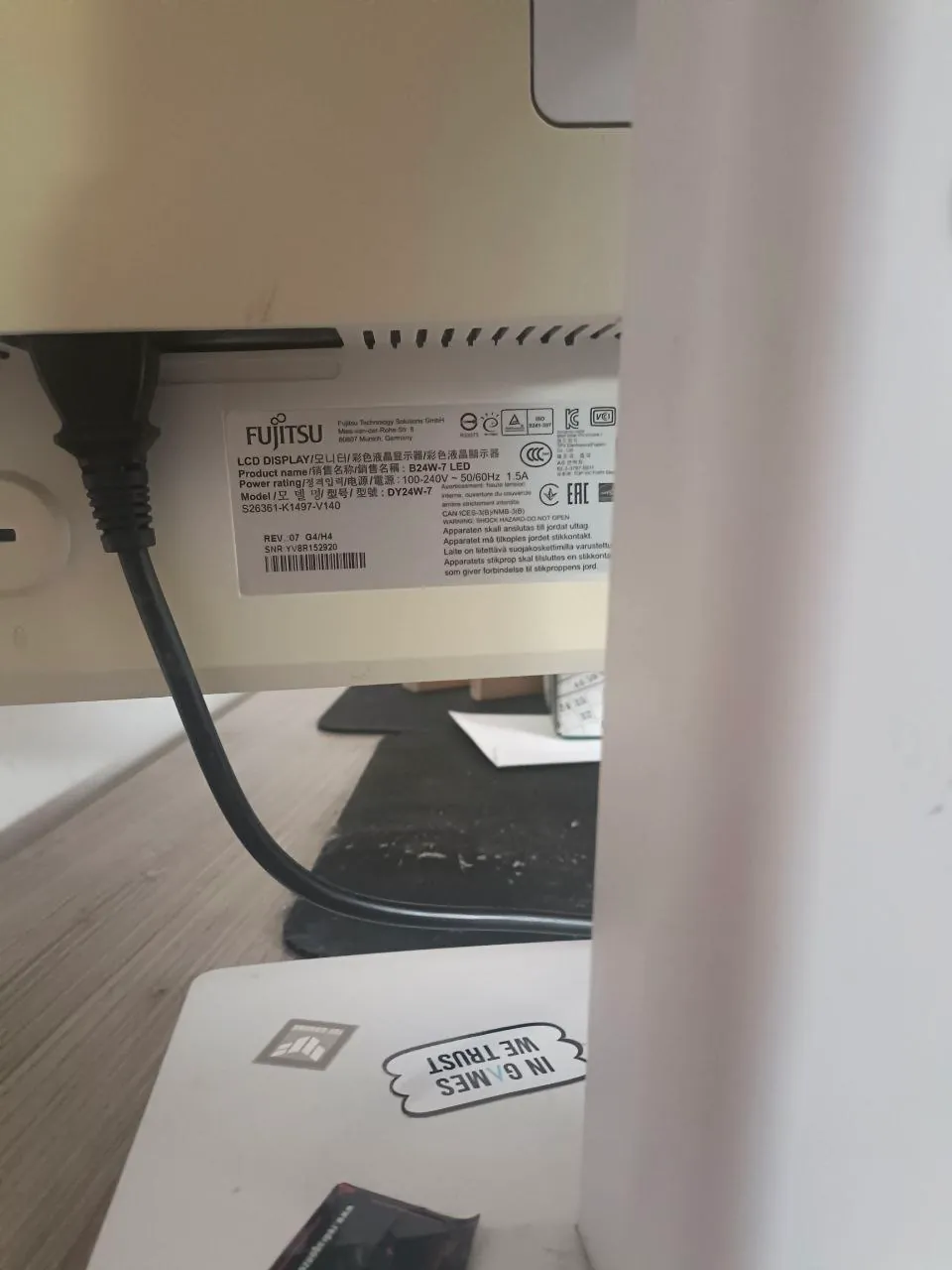 Монитор Fujitsu 24 дюйма IPS 1