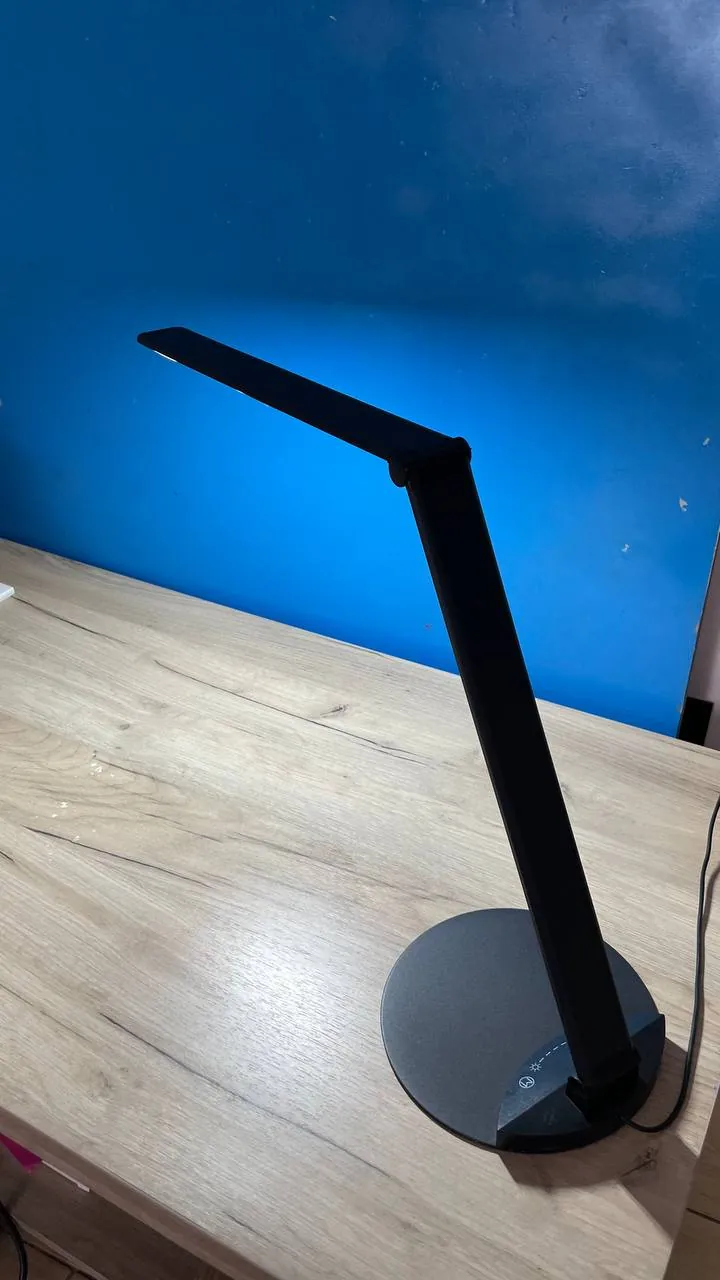 Настольная LED-лампа чёрная регулируемая 2