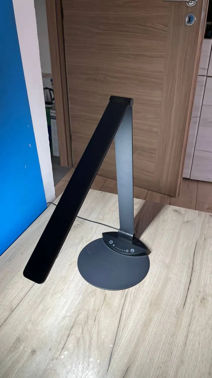 Настольная LED-лампа чёрная регулируемая 1