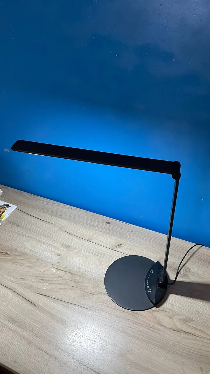 Настольная LED-лампа чёрная регулируемая 8