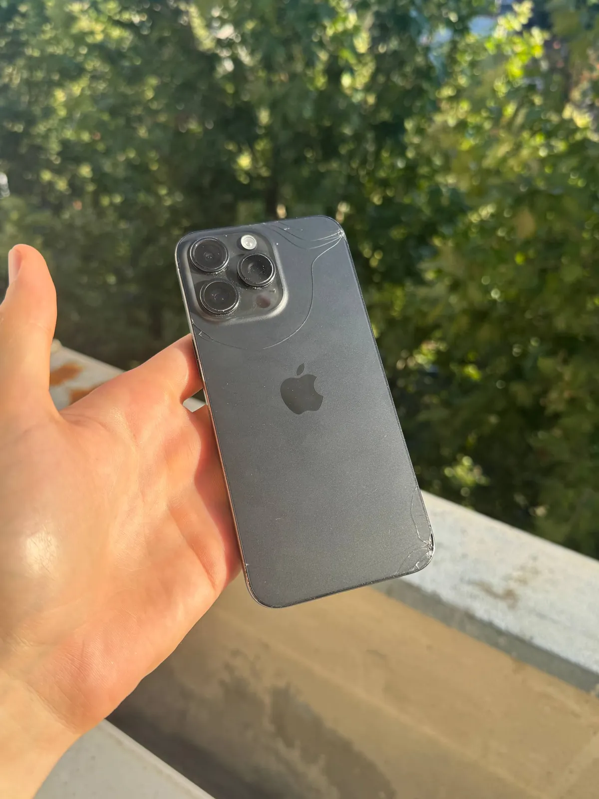 iPhone 15 Pro Max 256 ГБ трещина заднего стекла 3