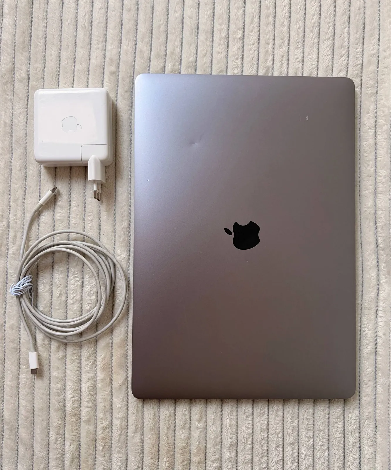 **MacBook Pro 15" (2018)** 2