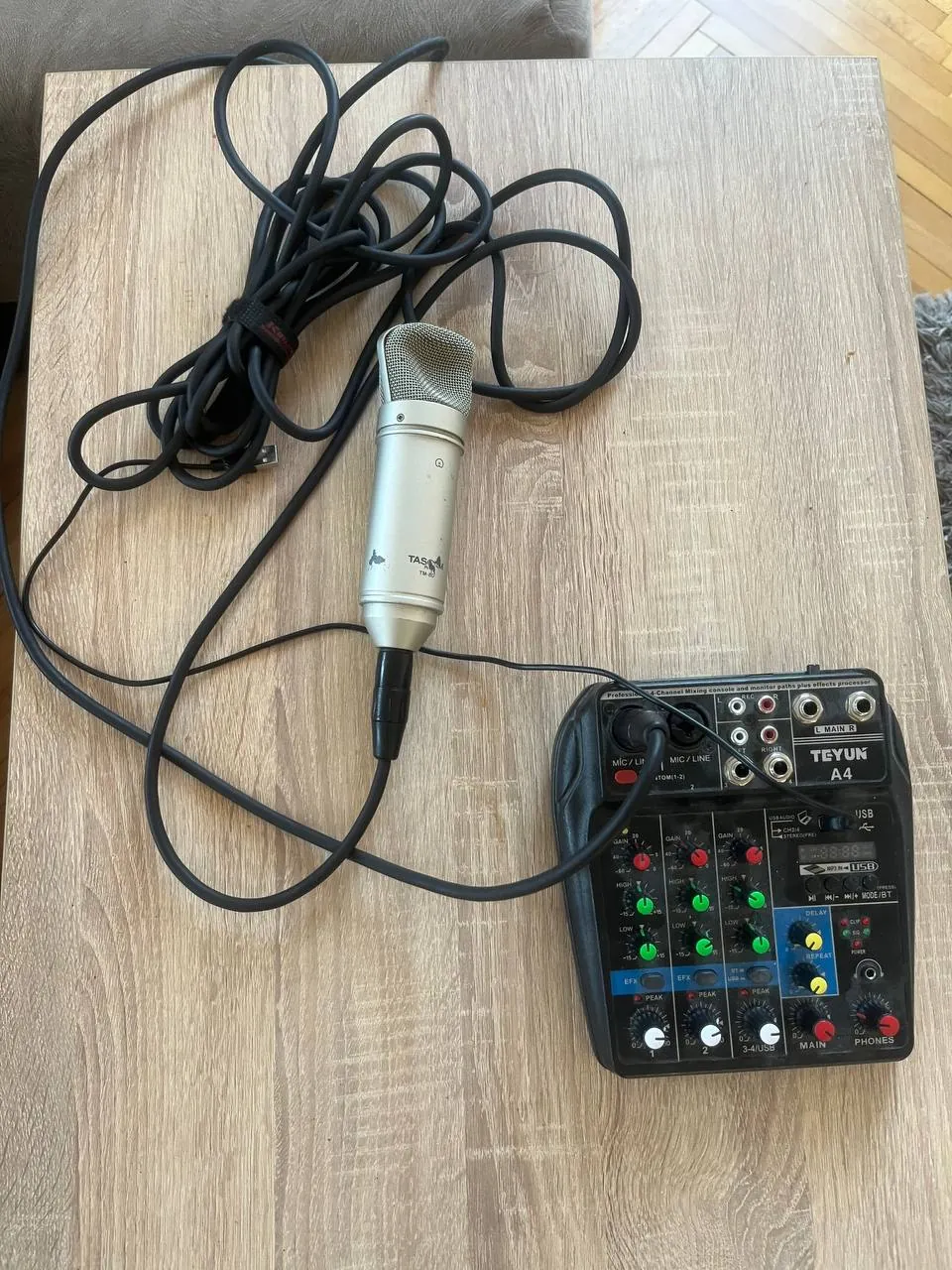 продам помятый микрофон  tascam tm80(выглядит ужасно, но работает отлично), китайский микшер и хл... 1