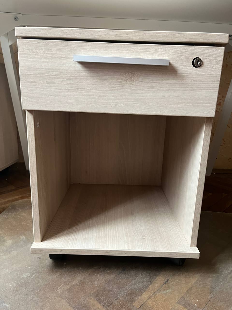 Мобильные тумбы на колесиках 1