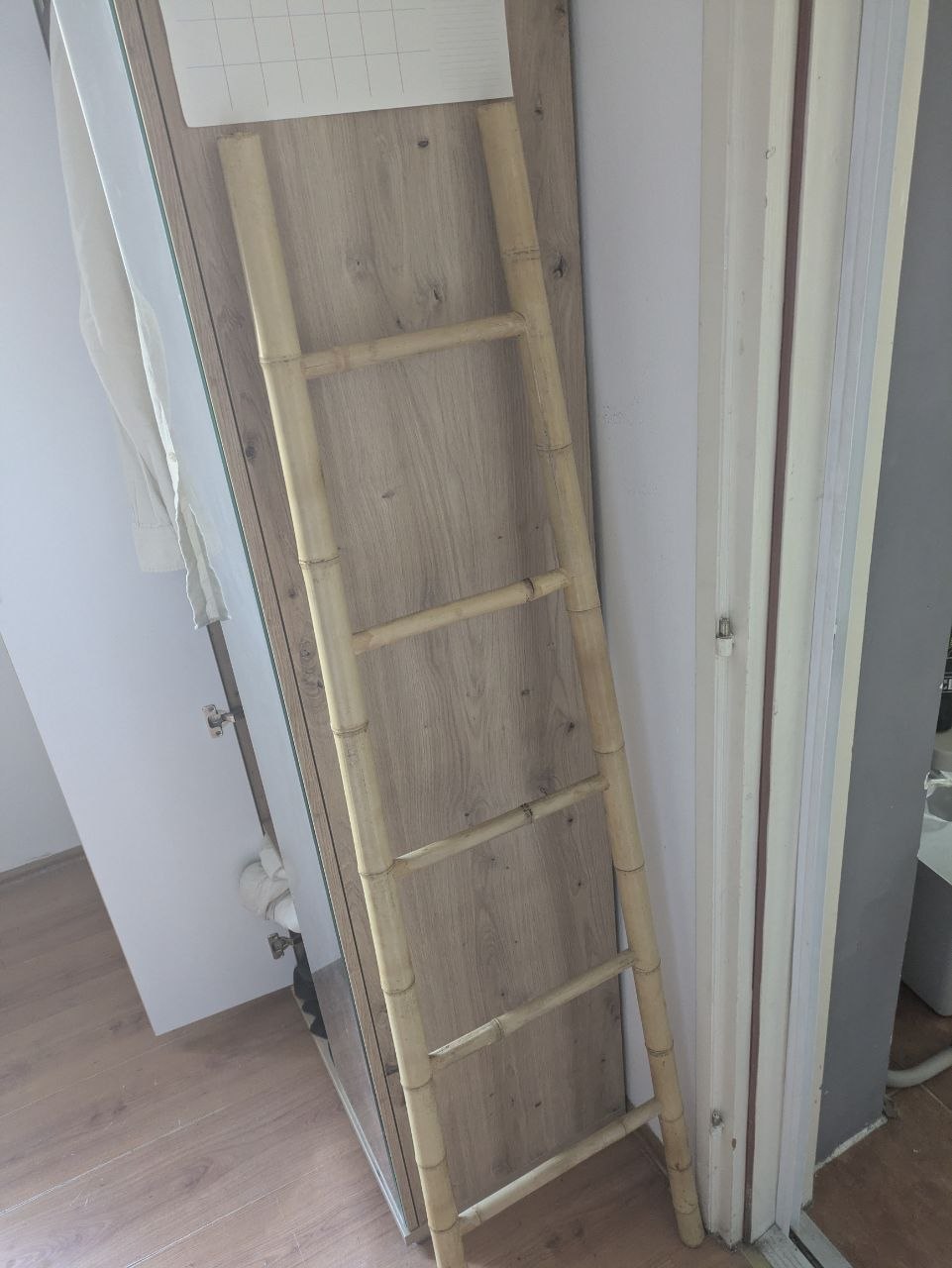 Декоративная лесенка для одежды 1