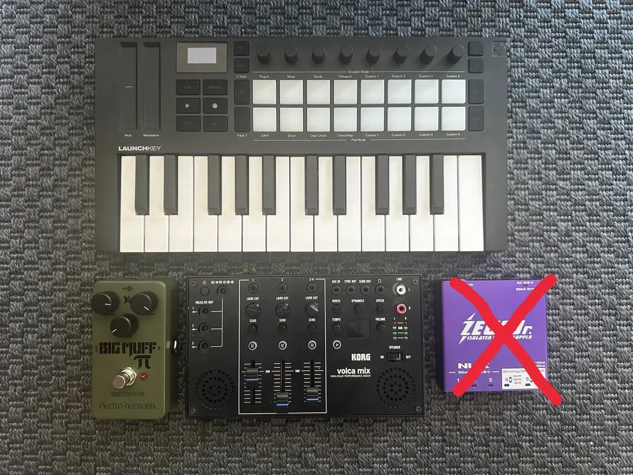 MIDI-клавиатура Novation и педали Boss Korg 1