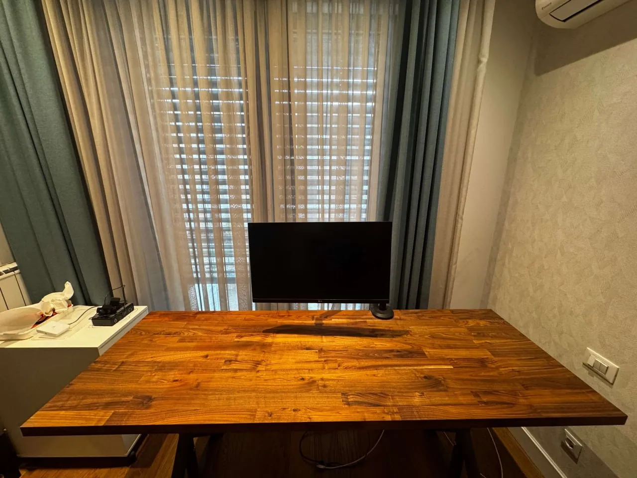 Столешница IKEA Karlby, орех. Использовалась как рабочее место. 1