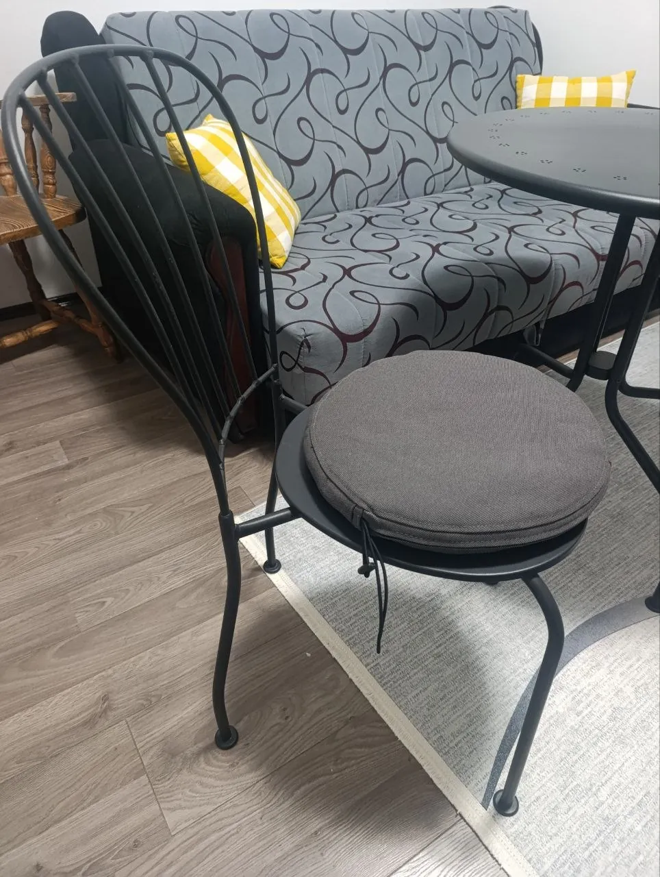 Продам металлический стол с двумя стульями IKEA. В отличном состоянии, не поцарапанный. Столешниц... 4
