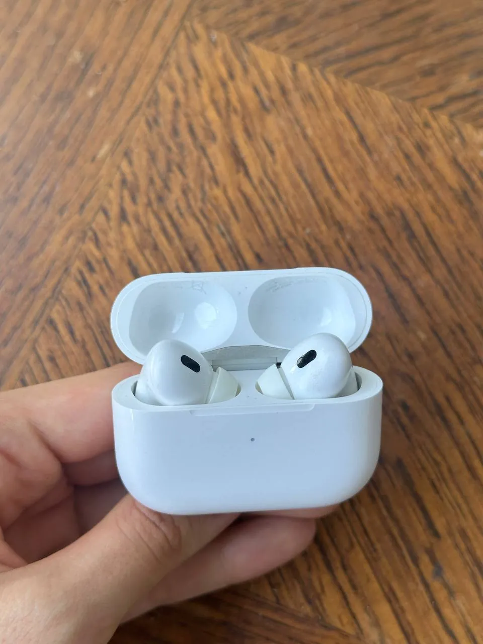 AirPods Pro 2 с двумя чехлами 1