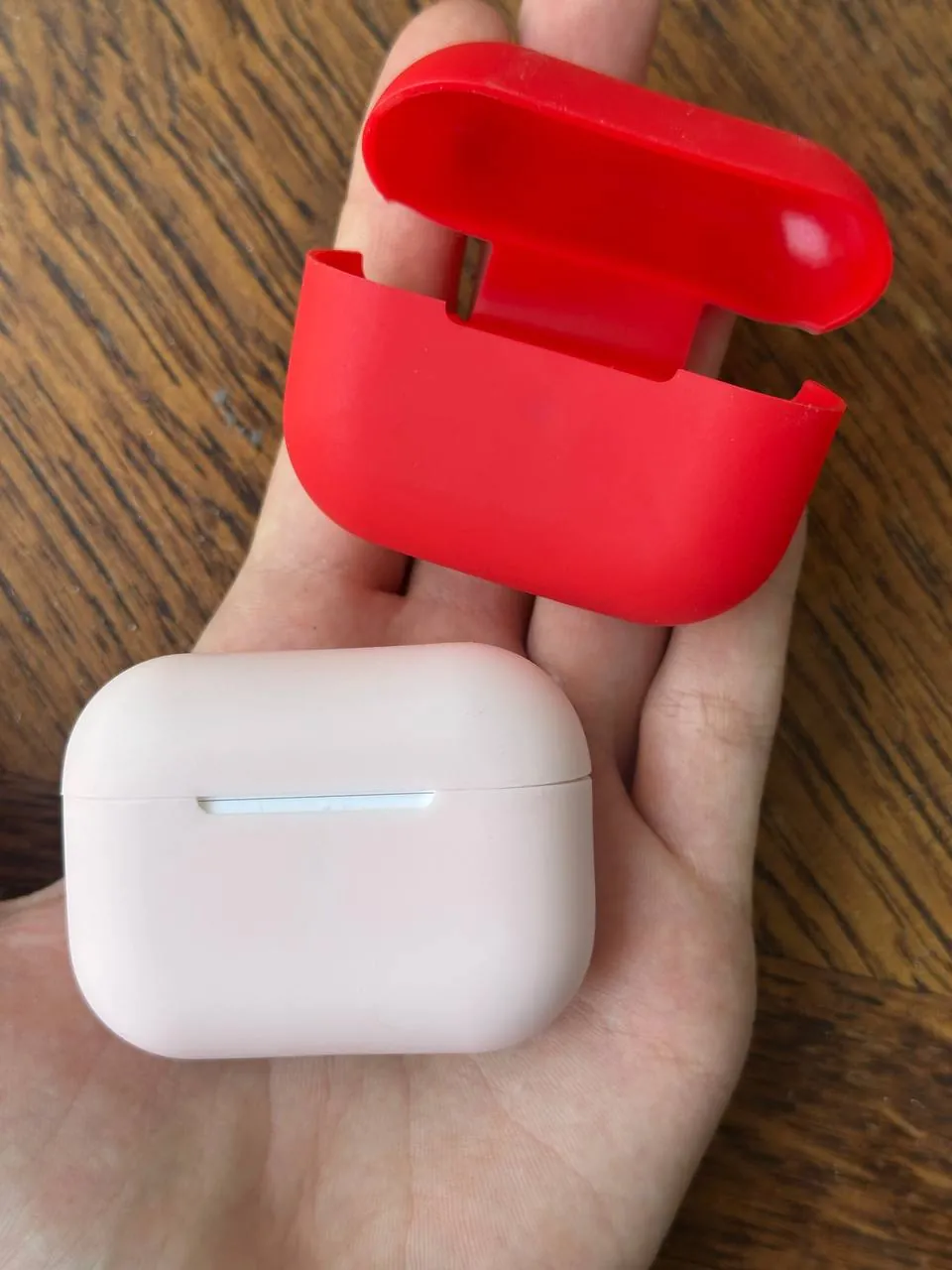 AirPods Pro 2 с двумя чехлами 3