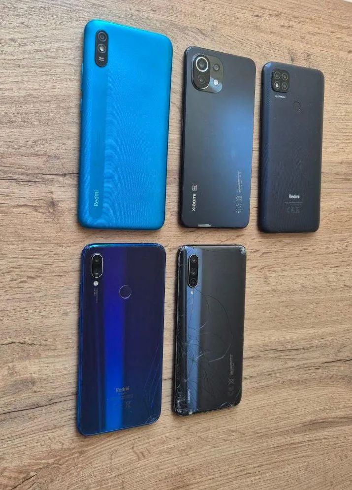 5 Xiaomi телефона (Redmi и Mi) — все рабочие, 3 000 RSD за всё 2